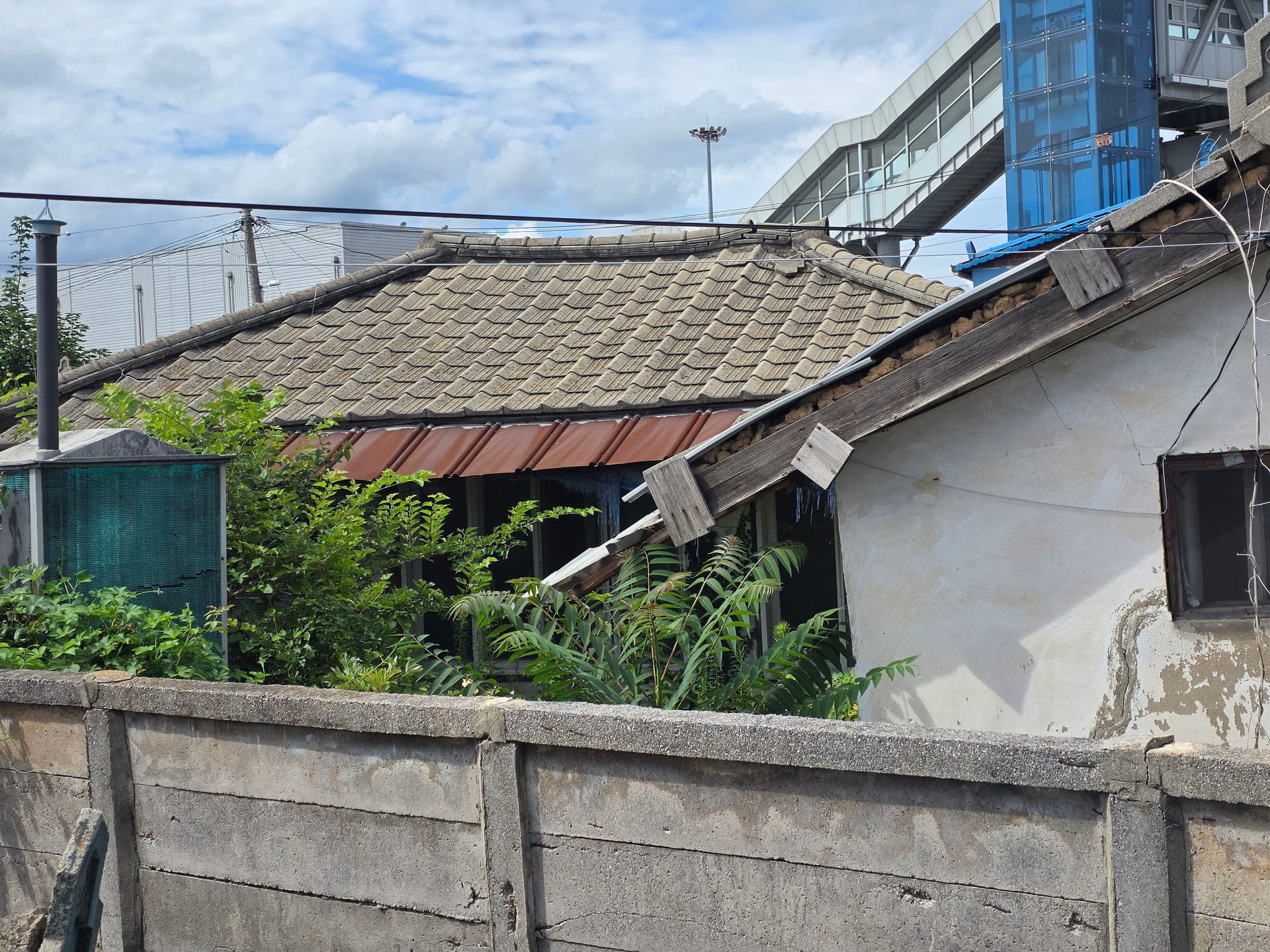 House Adjacent to Jecheon Station — image 5