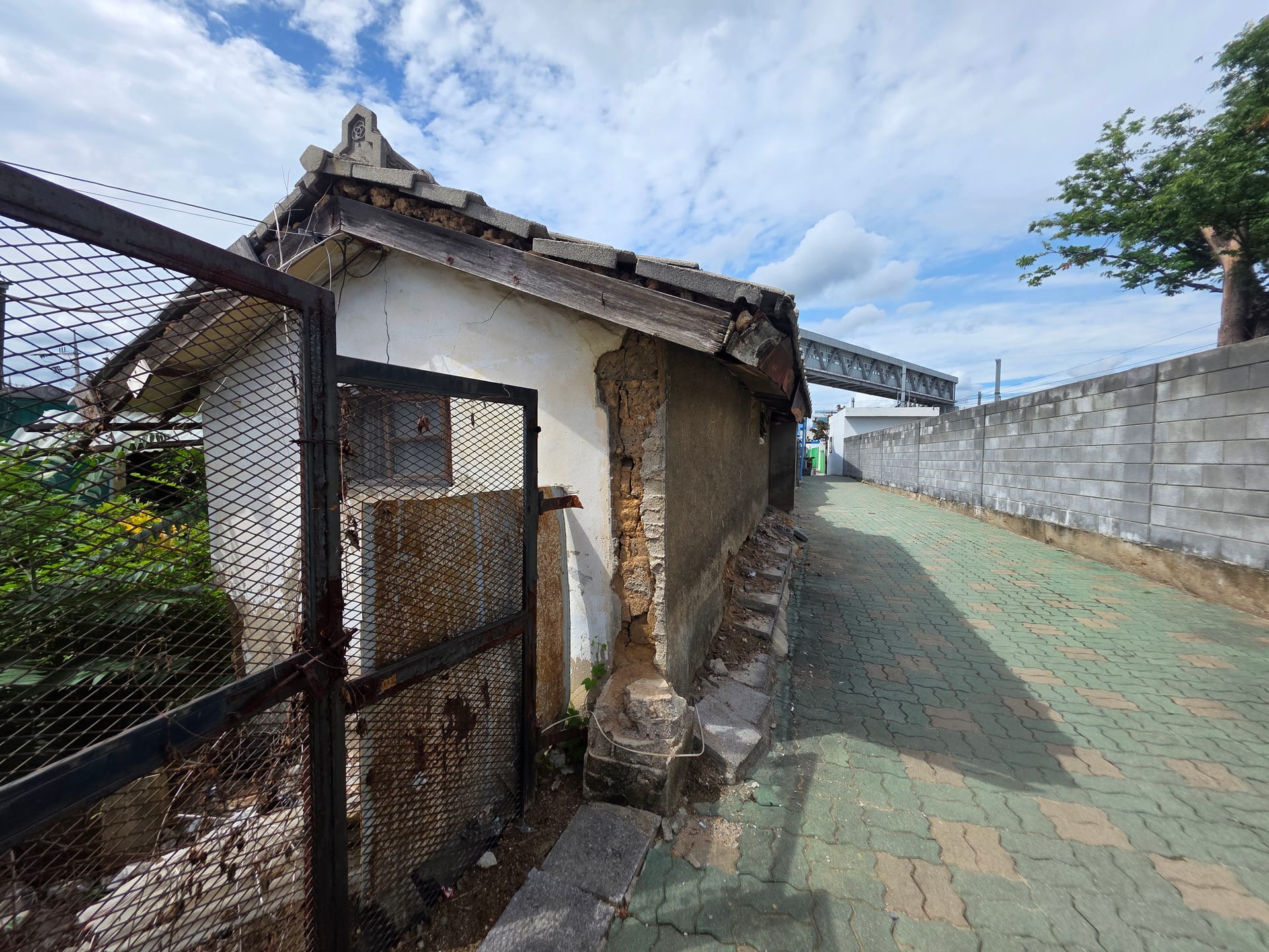 House Adjacent to Jecheon Station — image 6