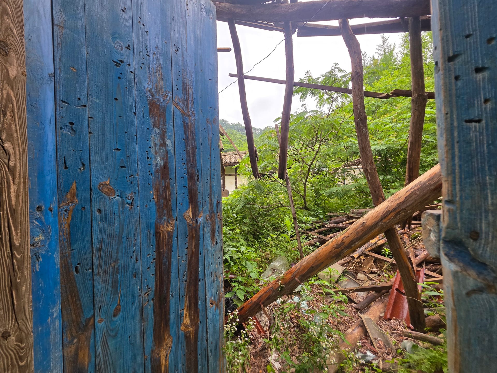 House Below the Mountain — image 12