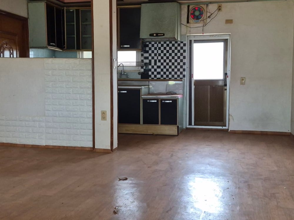 Seaside Fishing Village House — image 2